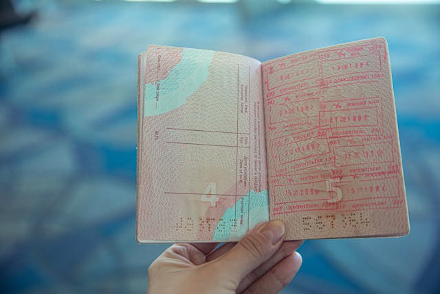 Foto de Ekaterina Belinskaya: https://www.pexels.com/es-es/foto/persona-sosteniendo-libro-rojo-y-marron-4922356/