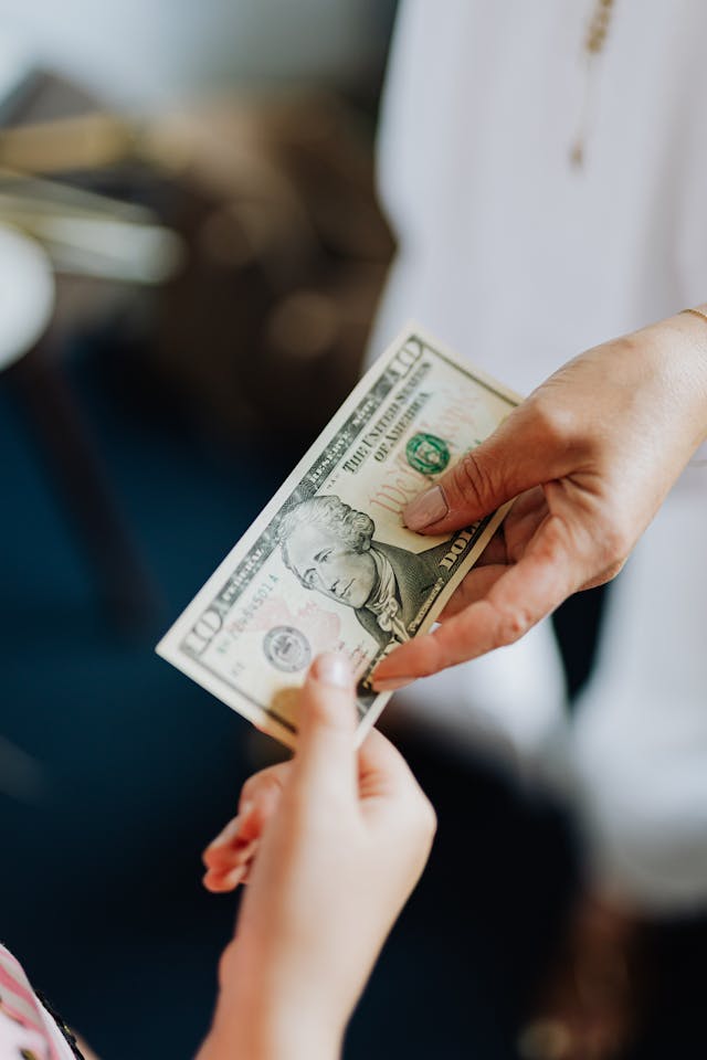 Foto de Karola G: https://www.pexels.com/es-es/foto/manos-efecto-desenfocado-dinero-sujetando-4968380/
